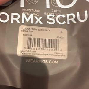 NWT FIGS Sona FORMx Scrub Top in Plum